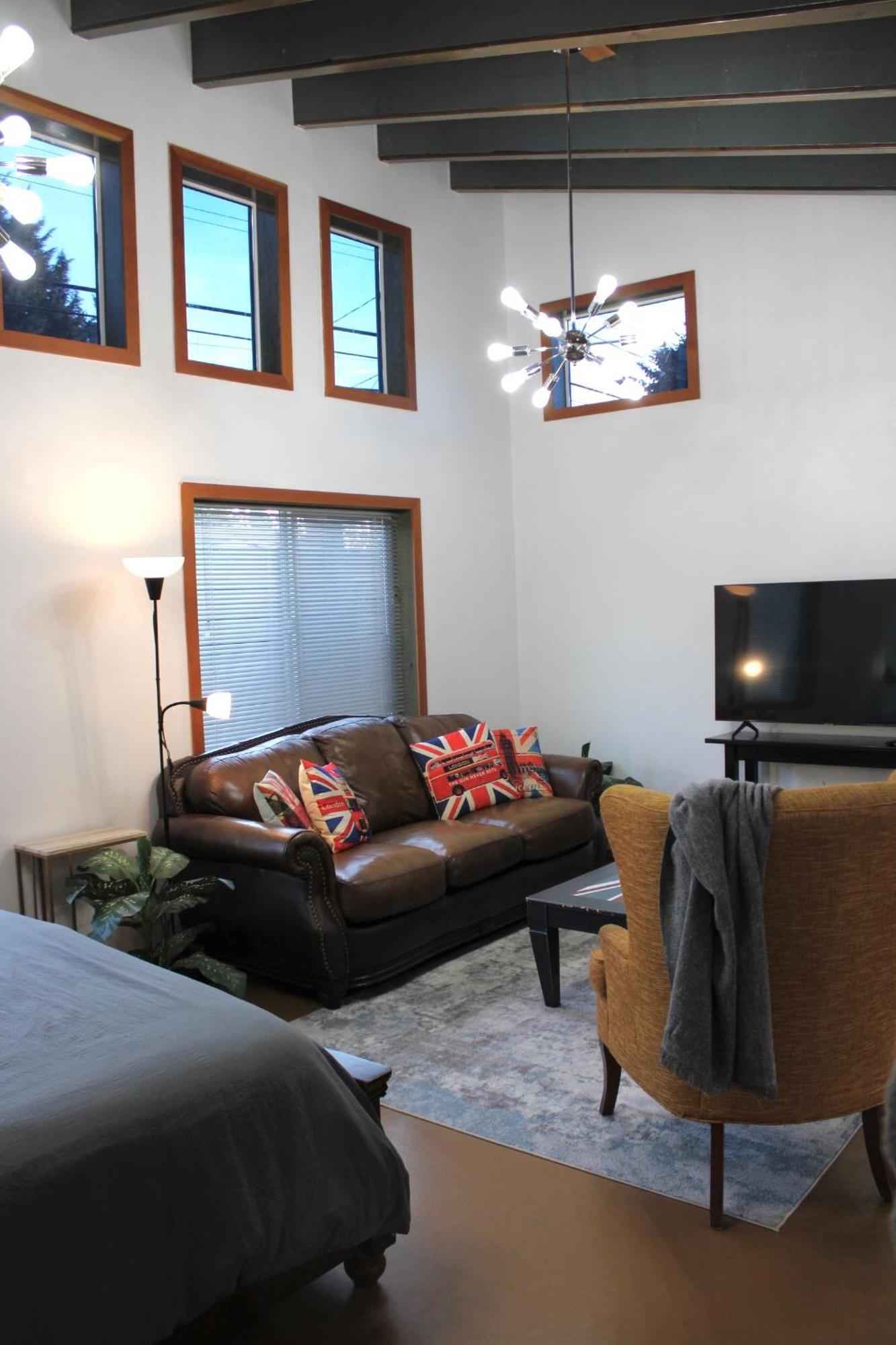 Private Bright Modern Studio! Queen Bed ! Victoria Dış mekan fotoğraf